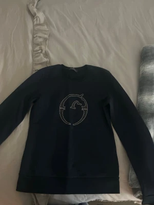 Marinblå Vestrum tröja  - Supersnygg tröja från Vestrum med ett större tryck framtill som är gjort med stenar. !Mycket fint skick! Säljs då den inte kommer till användning. 🩷 Tror inte just denna säljs längre men inköpt för ca 2000:-