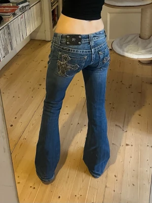 Missme Lowwaist bootcut - Lowwaist bootcut miss me jeans från 2000-talet. Går inte att köpa längre då dom är vintage. Toppskick, inte ens slitna längst ner vid benen och alla diamanter är kvar. W27 och jag på bilden är 170 cm lång. Hör av er för fler bilder eller mer info❤️