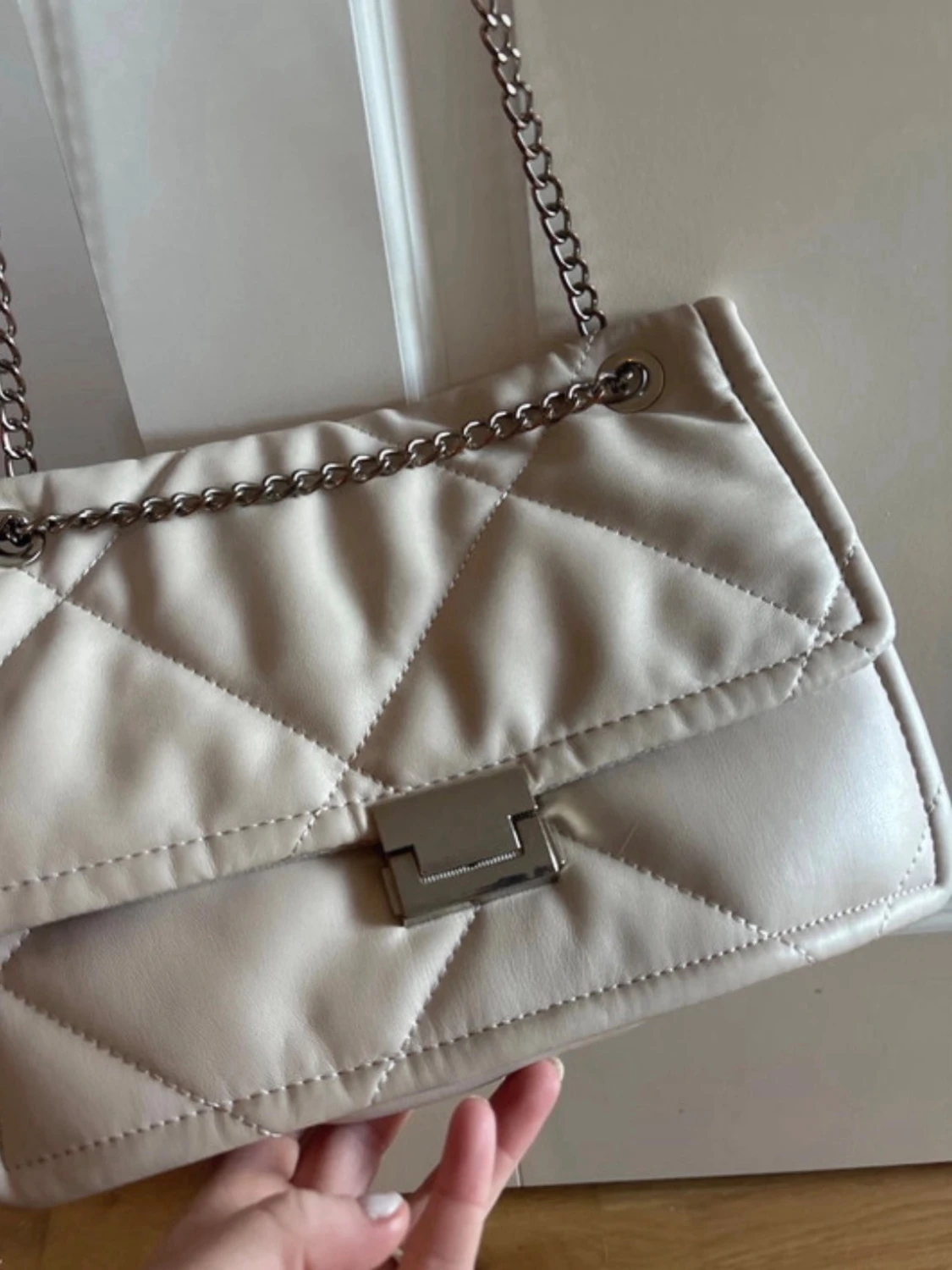 Beige quiltad axelväska med kedja - 2