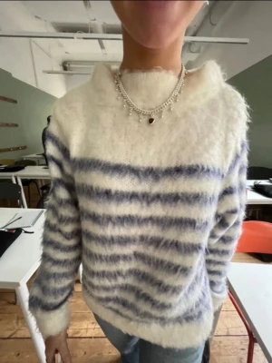 Fluffig vit stickad tröja med blå ränder - Sjukt populär och eftertraktad, från hm men säljs inte längre, tröjan är gjord i mohair och nylon så den är supermysig🫶
