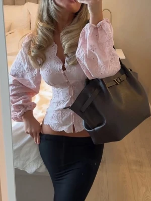 Ljusrosa blus Gina  - Prislapp på bara testat.. så helt nytt skick! köparen står för frakten 💕💕