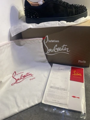 Loubs 41 - Helt nya skor och passar perfekt för dig som gillar mode och trend. Storlek 41. Allt ingår i bilden. Kvitto,dustbag,kort osv. Pris går att diskuteras. Fraktas direkt efter köp. Passa på!!