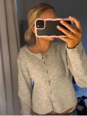 Gina kofta - Mysig grå stickad kofta med knappar framtill. Nyskick och jättefin❣️