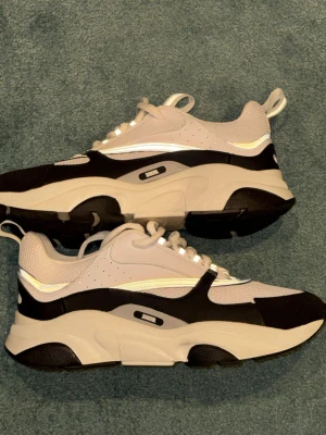 Dior b22 - Hej, jag säljer nu ett par dior b22 för jag har tröttnat på dem, inget synligt fel på dem, priset är ej hugget i sten. Storlek 43 men passar även 44. Hör av dig vid funderingar.