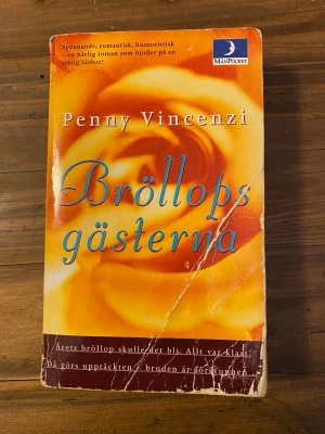 Bröllopsgästerna av Penny Vincenzi - En romantisk och humoristisk roman av Penny Vincenzi. Boken har ett färgstarkt omslag i orange och gult med blå text. Pocketutgåva på svenska, utgiven av ManPocket. Perfekt för dig som gillar spännande familjedraman och romantik.