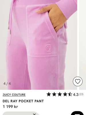 Rosa mjukisbyxor Juicy Couture - Säljer ett par ikoniska rosa mjukisbyxor från Juicy Couture i velour med broderad logga på benet och stora fickor fram. Byxorna har dragsko i midjan och muddar vid bensluten. Perfekta för en chill och trendig look.