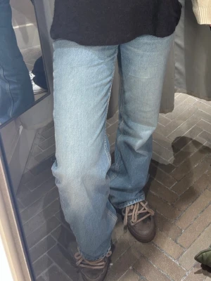 Mid rise Zara jeans  - Super gulliga mid rise Zara jeans! Så snygga på! Midjemått: 35cm,  innebenslängd: 80cm 💕 