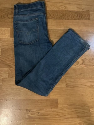 Levis Jeans  - Säljer ett par jeans från Levis. Jeansen har åldras som gjorde att den fick sin unika färg. Jeansen har en Perfekta för en avslappnad och tidlös stil. Pris kan diskuteras. Hör av vid fler frågor✌️ längd: 102cm bredd: 39cm 