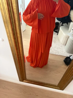  range långklänning med volanger från ASOS - Superfin maxiklänning i jättefint skick. Den är endast använd ett par fåtal gånger. Har en superfin unik färg som är perfekt för dig som gillar att sticka ut!🫶🏼