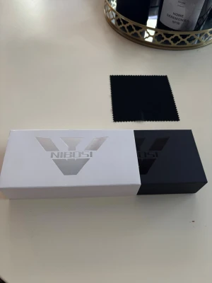 Nibosi klocka - Stilig silver röd klocka