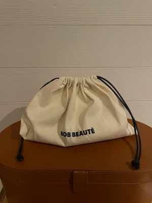 BOB BEAUTÉ  - Krämig concealer i pennformat från BOB BEAUTÉ i nyansen Shade 19, 6 och 8, en varm mellanbrun ton, ljusare beige, neutral beige. Perfekt för att täcka ojämnheter och mörka ringar. + en läppenna (vattenfast) i en mörkare rosa/beige (Upgrade heter färgen). Kommer med en snygg tygpåse med snörning. Säljer pga att jag beställde fler men tyvärr fick man inte returnera efter man öppnat förpackningen… hoppas därför att detta kommer till användning hos någon annan. Säljs som ett kit! 