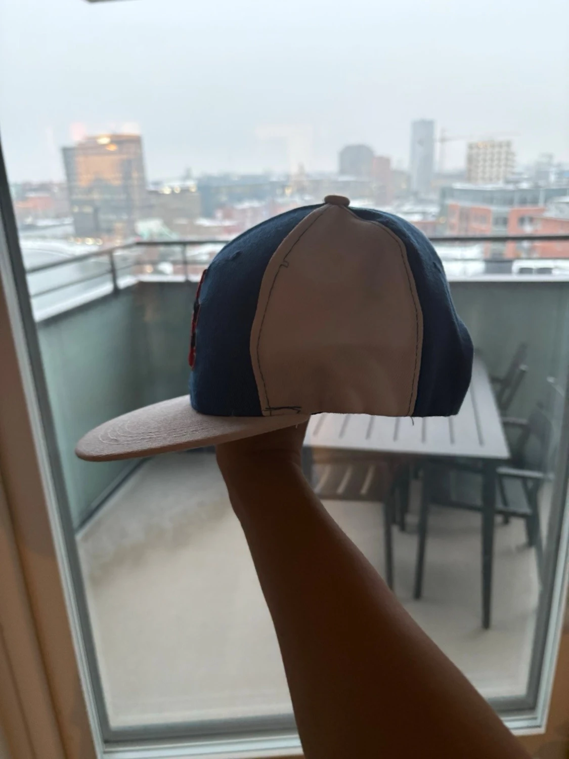 Blå och vit snapback keps med brodyr - 3