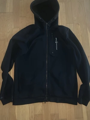  Sail Racing zip hoodie  - Snygg svart hoodie från Sail Racing med dragkedja framtill. Storlek 170,lite solblekt. Priset kan diskuteras! 
