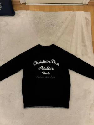 Christian Dior - Stickad tröja - Svart/Vit - Väldigt unik Dior tröja som är sparsamt använd. Storlek M. Väldigt unik och svår att få tag på. De stickade materialet gör tröjan mer stilren än andra tröjor. Pris kan alltid diskuteras vid snabb affär 😁