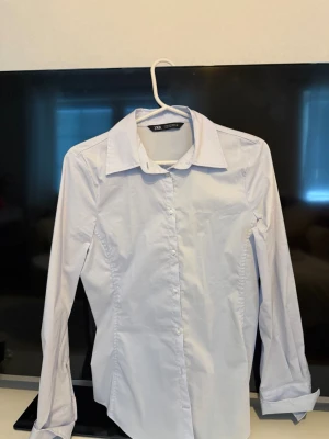 Figursydd skjorta ZARA ljusblå - Endast använd vid ett tillfälle, superfint material och den sitter väldigt fint då den är figursydd. Säljs inte längre 