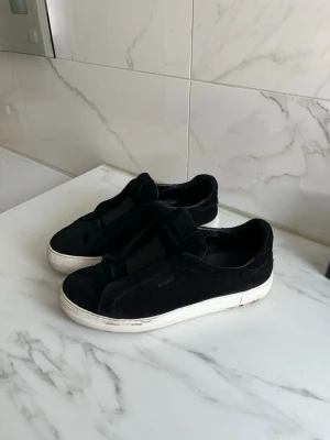 Axel Arigato skor  - Stilrena svarta sneakers från Axel Arigato i mocka, storlek 44/45, hör av er vid intresse ! 