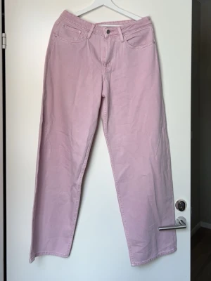 Ljusrosa jeans - Säljer ett par ljusrosa jeans från gina, köpt nya och aldrig använda! Bara att skriva vid fler frågor!