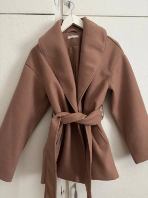 Gina tricot kappa  - Jätte fin kortare kappa i perfekt skick. Använd max 2 gånger 