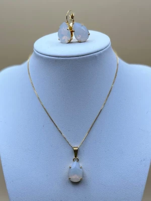 Smyckesset 18mm Pear White Opal - Ett set med halsband och örhängen med brisyrkrok. Guldplätterad mässing och kristaller. Pear 18mm White Opal. Längd 48cm inkl lås och förlängningskedja.  Finns även att få i andra färger på kristallen.  Jag skickar endast spårbart, samfraktar. Besök gärna mina övriga annonser.  Till mina smycken använder jag kristaller från Preciosa, Aurora och Swarowski.