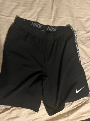 Svarta Nike Dri-FIT shorts - Säljer ett par svarta Nike Dri-FIT shorts med elastisk midja och logga på benet. 