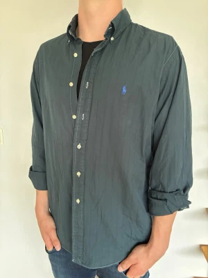 Polo Ralph Lauren Skjorta - Polo Ralph Lauren skjorta| Pris: 449kr| Storlek:  XL| Skick: mycket bra, 9/10| Hör av dig vid minsta lilla fundering eller fråga| 