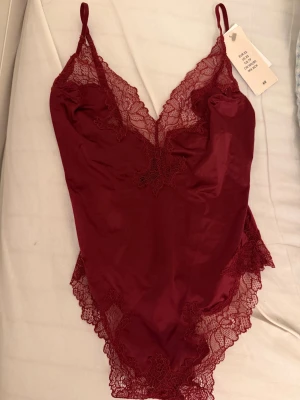 Vinröd body från hm - Skitsnygg body från hm aldrig använt och har prislappen kvar. Jätte snygg som fest topp