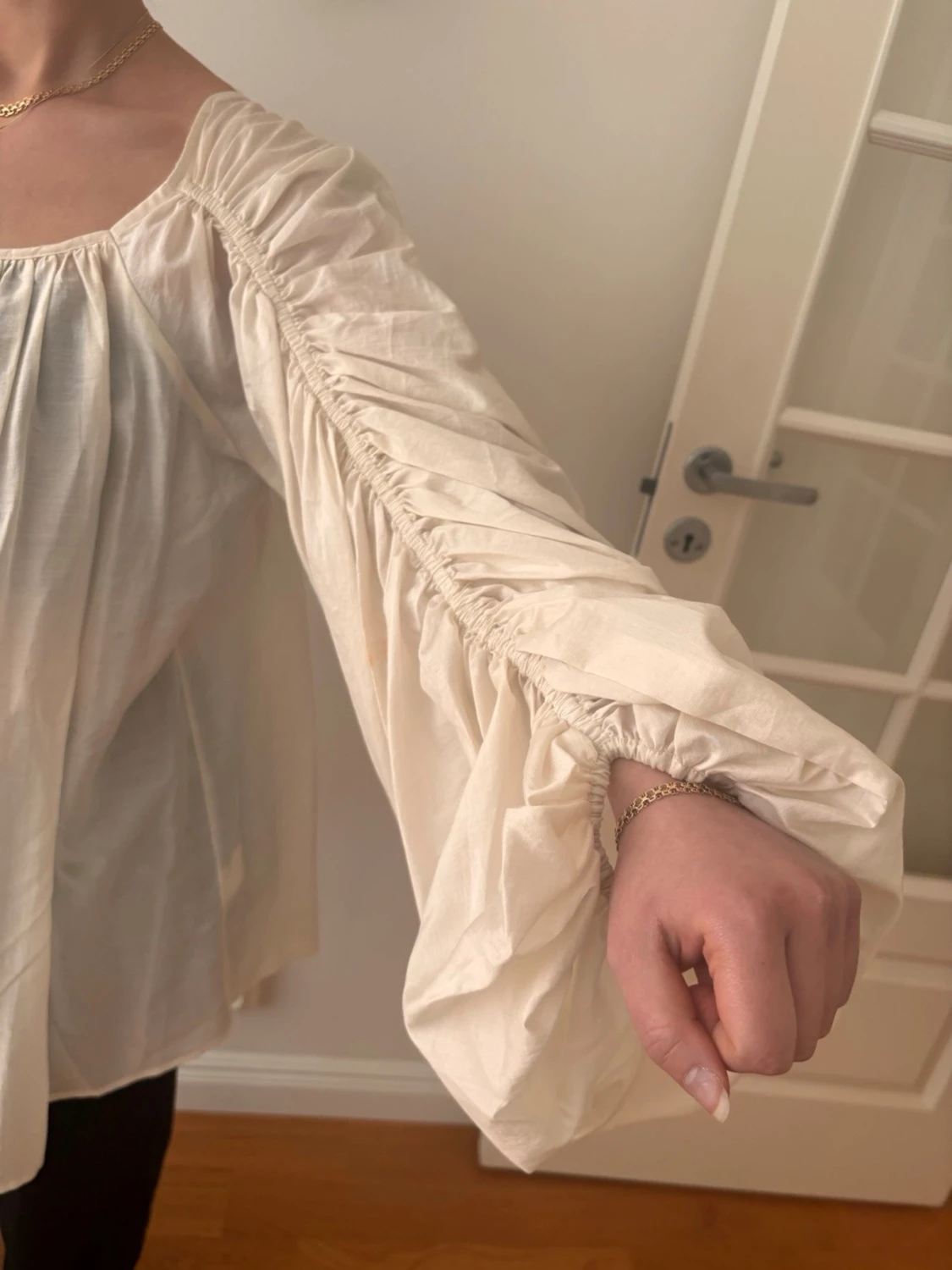 Vit blus med puffiga ärmar - 1