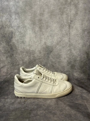 Valentino flycrews -  fint skick | Size 42 | fraktar inom 24 timmar | för att köpa klicka ”köp nu” | vid frågor eller funderingar är det bara att skicka ett meddelande | följare får bättre rabatter🙌