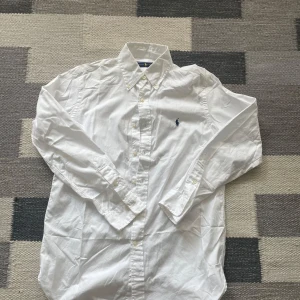 Vit polo skjorta  - Vit polo skjorta i stolen Medium. Inga defekter bara använd.