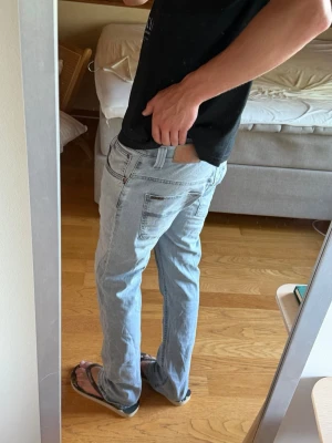 Ljusgrå nudie jeans - Märke: Nudie Storlek W33 L34. Modell: Thin Finn