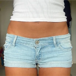 Jeansshorts - Midjemått: 39cm rakt över 💗