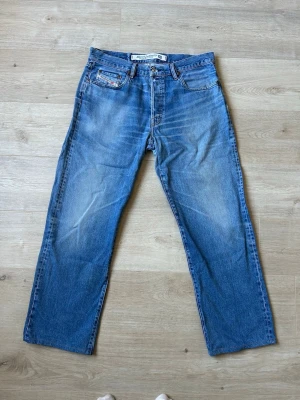 Blåa Diesel Industry Jeans Straight Fit Storlek W36 - Fina Diesel Jeans i blå färg. Jeansen är i mycket bra skick och sparsamt använda. |  Äkta som allt annat jag säljer! ✅ |  Storlek: W36 | Skick: Mycket bra skick, lagade på ett ställe och en mycket liten slitning men inget tydligt - (SE SISTA 2 BILDER) | Färg: Blå | Märke: Diesel | Modell: Jeans |  Hör gärna av dig vid frågor så svarar jag så fort jag kan! 😁|   (Sku - 38)