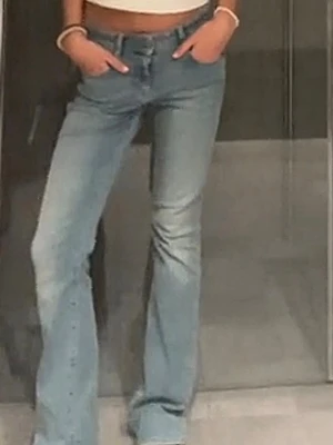 Ljusblå diesel jeans - Säljer ett par ljusblå jeans från diesel. De är lite slitna längst ner (syns på sista bilden), men annars i bra skick. Storlek W24 L30