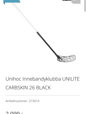 Unihoc innebandyklubba Carbsin 26 - Säljer en Unihoc innebandyklubba UNILITE CARBSKIN 26 i svart och vitt. Klubban har ett lätt och tåligt skaft i kolfiber och ett svart blad med öppet mönster. Perfekt för dig som vill ha snabb bollkontroll och snygg design. Klubban är i right och längd 96, klubban är använd väldigt få gånger så i princip samma skick som ny, nypris: 2200