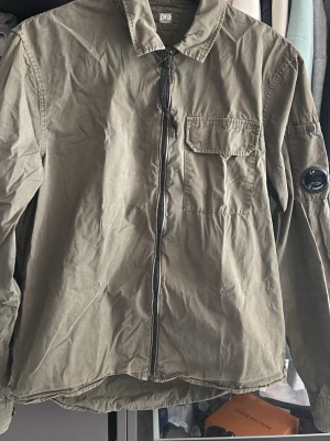 CP Company overshirt grön - Riktigt schysst overshirt från cp company. Grön i färgen med svart dragkedja. Självklart äkta! Hör av er vid frågor!