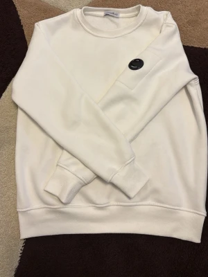 C.p company sweatshirt - Säljer denna snygga cp company tröjan, den är ren och knappast använt. Säljer den pågrund av att den va lite för stor på mig. Skriv gärna om ni har funderingar!