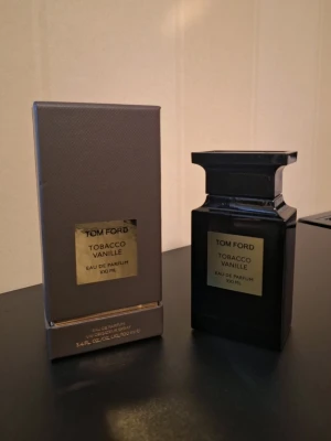 Tom Ford Tobacco Vanille EdP 100 ml - Lyxig parfym från Tom Ford i doften Tobacco Vanille. Flaskan är svart med guldetikett och har en elegant, fyrkantig form. Kommer i originalförpackning med matchande design. Innehåller 100 ml Eau de Parfum.