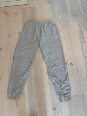 Grå mjukisbyxor  - Säljer ett par grå mjukisbyxor från Gina tricot
