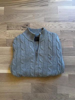 Gant half-zip - Grå stickad half-zip tröja från Gant i storlek S. Mycket bra skick. Tveka inte att höra av dig vid intresse! 