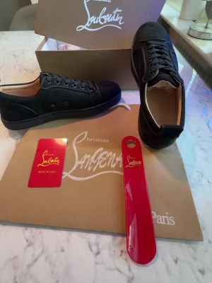 Loubs svart  - Ett par riktig stiliga loubs i storlek 41 i färgen svart perfekt inför fest bal,student passa på och köp! Dustbag,kartong, påse, skohorn tillkommer med