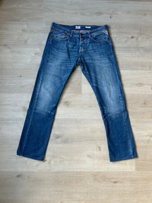 Blåa Replay Mijag Jeans Storlek W34 L34 - Mycket fina Replay Jeans i blå färg. | Jeansen är i mycket bra skick och sparsamt använda. |  Äkta som allt annat jag säljer! ✅ |  Storlek: W34 L34 | Skick: Mycket Bra Skick | Färg: Blå | Märke: Replay | Modell: Jeans |   Hör gärna av dig vid frågor så svarar jag så fort jag kan! 😁 |  (SKU - 148)