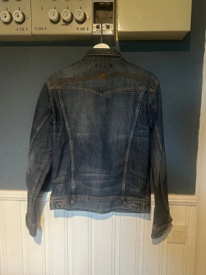 Nudie Jeans jacka - Riktigt fet jeans jacka från nudie, bra skick med lite tecken på slitage. Storleken är M och modellen är Conny