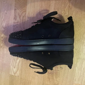 Svarta mocha loubotins med spikar - Säljer ett par svarta skor från Christian Louboutin med spikar på framsidan. Skorna är i nyskick och dem är använda 4 gånger. Men skorna kommer ett kort men ingen box till skorna. Pris kan diskuteras.