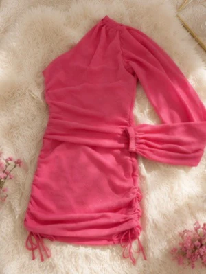 Rosa one shoulder kortklänning - Så gullig rosa klänning✨så fin färg + rynkdetaljer som gör den så flattering!!perf till fest, semester eller fina bilder 📸💅  Använd 1 gång på en fest✨  Bundle finns🤍 Soft and pieces