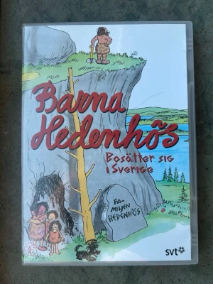Barna Hedenhös borsätter sig i Sverige dvd - DVD-film med "Barna Hedenhös Bosätter Sig I Sverige". Filmen har en speltid på 50 minuter och är producerad av Sveriges Television AB.  Finns på språk: Svenska   OBS!! skivorna är begagnade så det kan förekomma repor/hairlines på skivorna, men då jag kollar igenom alla filmer jag säljer garanterar jag att alla funkar felfritt om inget annat står! :)