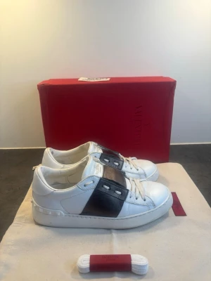 Valentino Open | Dam 36,5 - Valentino Opens i storlek 36,5 | Mycket bra skick! | Äkta naturligtvis | Dustbag, box snören medföljer vid köp! 🙂