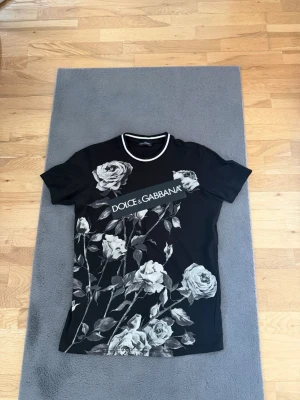Dolce & gabbana T shirt - Säljer den då jag rensar min garderob, pris kan diskuteras så tveka inte på o skriva. Kolla profil för mer saker( priser kan sänkas vid fler köp)