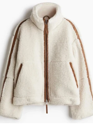 Vit teddyjacka med bruna detaljer - Säljer denna snygga trendiga jacka från hm💕 så snygg o skön💕 inga defekter eller liknande 