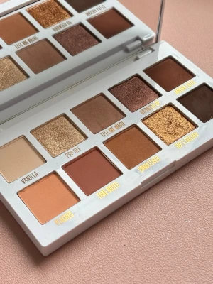Kylie Cosmetics | eyebrow palette  - Kylie Cosmetics eye palette. Använd få gånger, enbart med borste. Inte ny skick men väll omhändertagen. Kan skicka med original förpackning om önskas:)🥰
