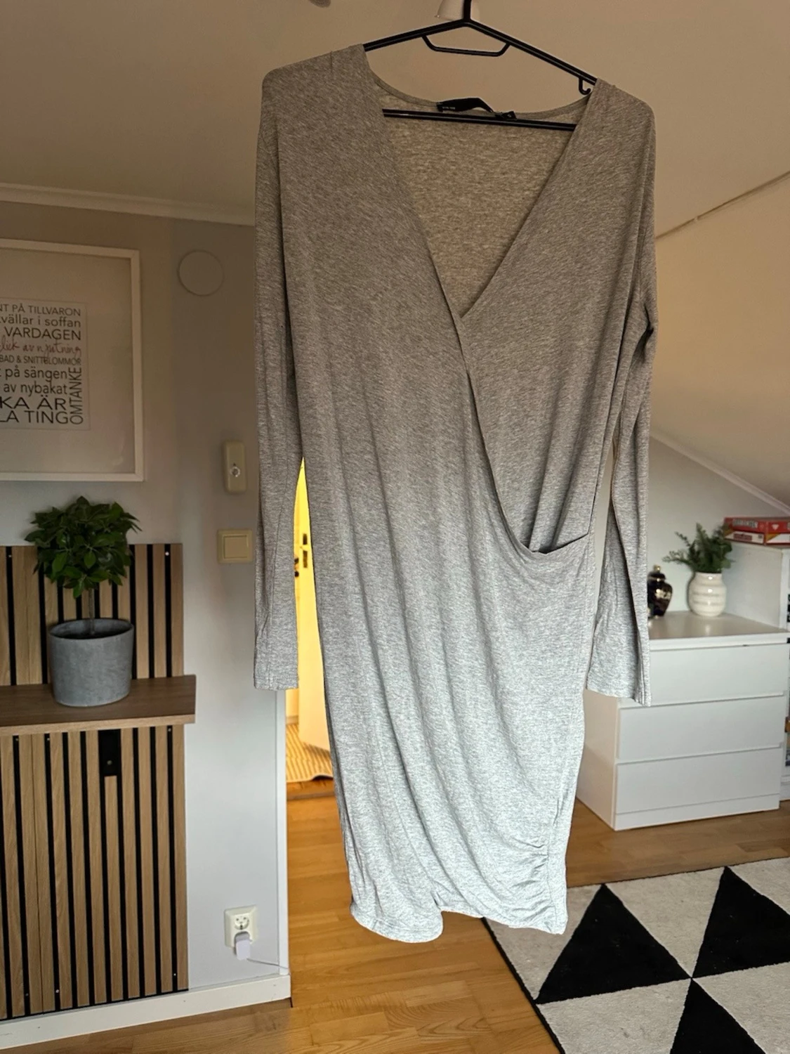 Grå omlottklänning med lång ärm - 2